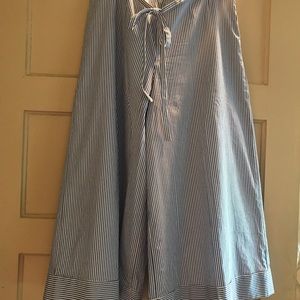 Cropped wide leg pant.